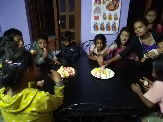 Die Kinder freuen sich und greifen eifrig zu.