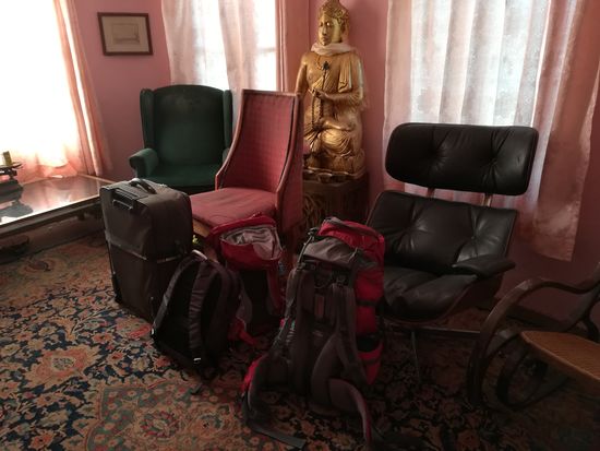 Das Gepäck steht zur Abfahrt bereit. Nach einigem warten und Telefonieren bringt uns schließlich jemand zu unserem Hotel in Dhulikel.