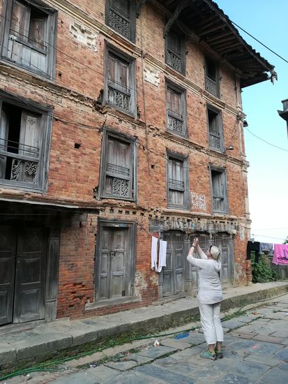 Obwohl vieles in einem schlechten Zustand ist, die hohe Kunst der Holzschnitzerei ist sichtbar. Duhlikehl ist wie Bhaktapur durch die Bauweise der Newari geprägt.
