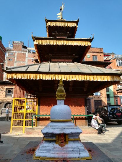 Ein paar Schritte weiter stehen wir vor dieser Pagode.