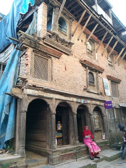 Im unteren Stockwerk sind meist kleine Geschäfte zu finden.