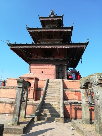 An diesem Tempel wurde gerade eine Ziege geopfert. Das tote Tier wurde an uns vorbei getragen.