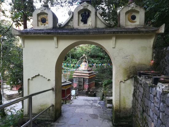 Diese kleine Tempelanlage gefällt uns besonders gut. Sie hat etwas mystisches.