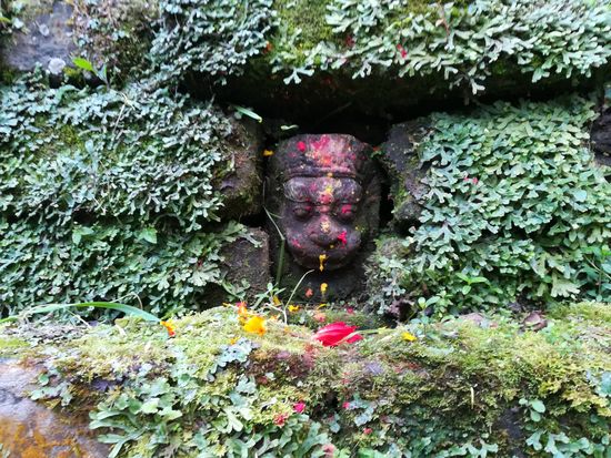 In der Mauer sind zig kleine Skulpturen.