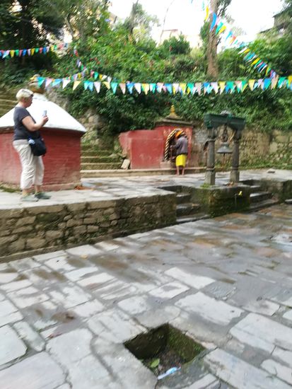 Hier lebt ein alter Priester.