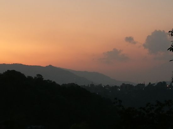 Der Tag verabschiedet sich mit einem Sonnenuntergang.