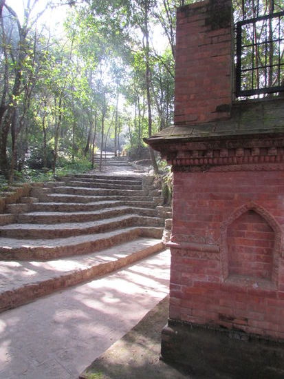 Nur wenige Gehminuten von unserem Hotel entfernt ist der Ausgangspunkt zum Kalitempel. Der Eintritt kostet 100 Rupee pro Person.