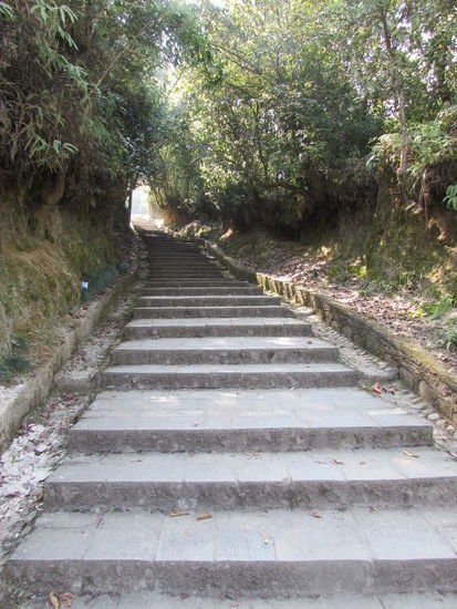 Der gesamte Weg führt über Stufen hinauf.