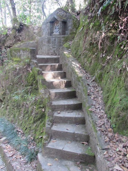 Rechts und links des Weges viele kleine Schreine.