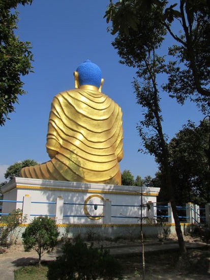 Wir ziehen ordnungsgemäß die Schuhe aus und umrunden den Boudha.