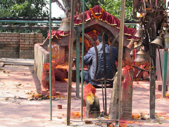 Wir lassen ihn in Ruhe beten.