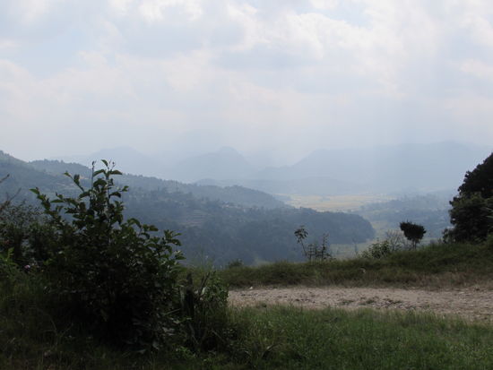 Im Dunst können wir die hohen Berge etwas erkennen.
