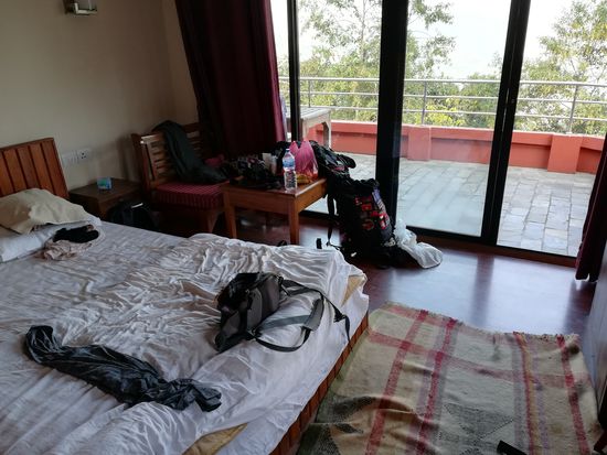 Wir haben ein geräumiges Zimmer mit schöner Aussicht. Es gibt sogar eine warme Dusche 