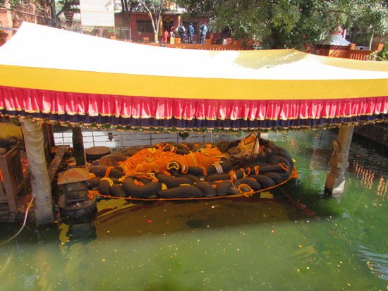 Nur Hindus dürfen sich ihm nähern. Wir können einen Blick über eine Mauer hinweg erhaschen.