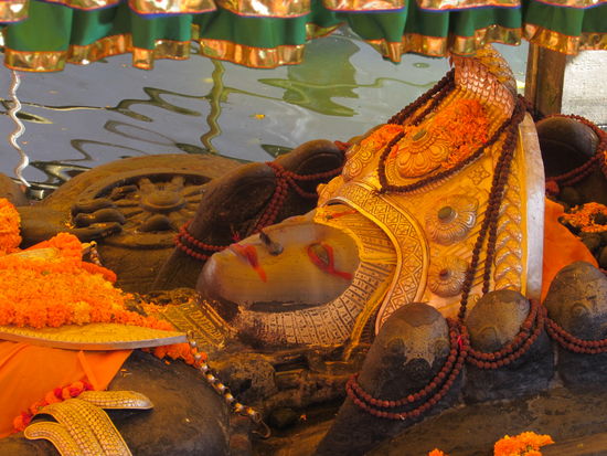 Er ist aus einem einzigen schwarzen Monolith gefertigt.