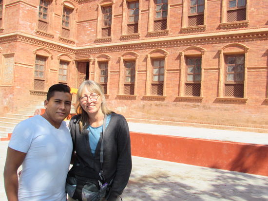 Wir sind heute wieder mit Suresh unterwegs. Er ist ein zuverlässiger Fahrer und Freund.