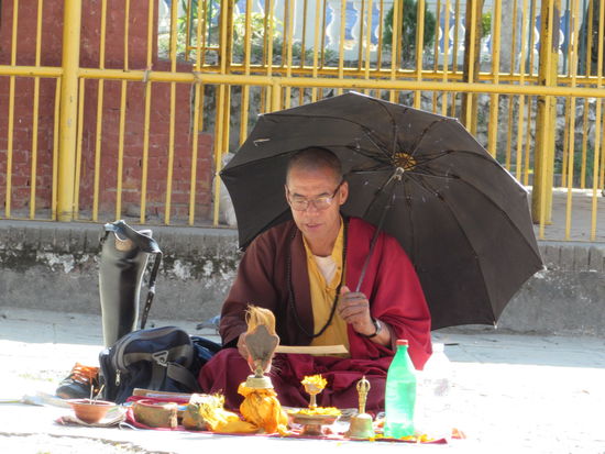 Ein Mönch am beten.