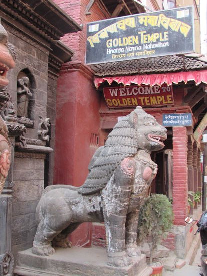 Der Gang wird von zwei riesigen Steinfiguren bewacht.