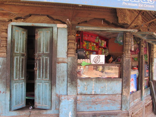 Ein kleines Geschäft reiht sich auch hier an dem anderen.