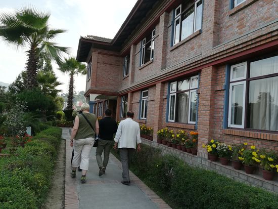 Die Schule des Dorfes. Neben den Kindern die hier wohnen, werden weitere 100 Kinder aus armen Familien unentgeltlich unterrichtet. Weitere Kinder werden gegen Schulgeld Zahlung aufgenommen.