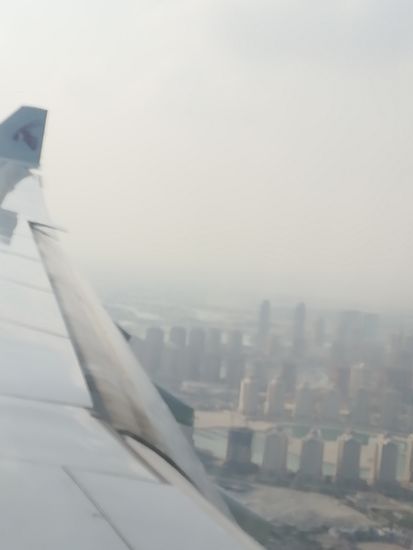 Die Stadt liegt im Dunst.