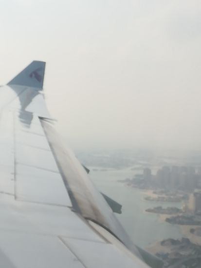 Mit Qatar Airlines war ich zufrieden. Freundliches Personal, gutes Essen und ausreichend Getränke.
