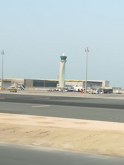 Flughafen Doha. Ich habe nur knapp eine Stunde Aufenthalt. Der Flieger hatte etwas Verspätung und so reichte die Zeit gerade für aussteigen, zum Gate Abflug Berlin und schon war boarding angesagt.