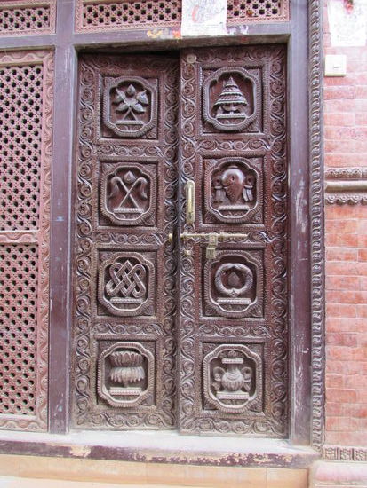 Eine der vielen aufwendig geschnitzten Türen.