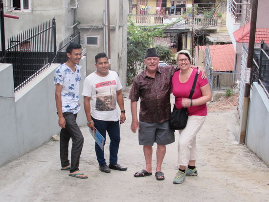 Am Nachmittag haben wir Hans besucht. Es war ein freudiges Wiedersehen.
Hans wohnt in einer kleinen Wohnung am Stadtrand. Er hat lecker für uns gekocht 