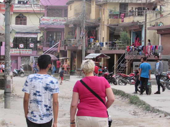 Saroys hat uns auf dem Weg von Hans zum Hotel begleitet. Es ging durch einige kleine Gassen mit super schlechten Wegen. Vor fast jedem Haus liegt ein Hund und überall wird Handel betrieben.