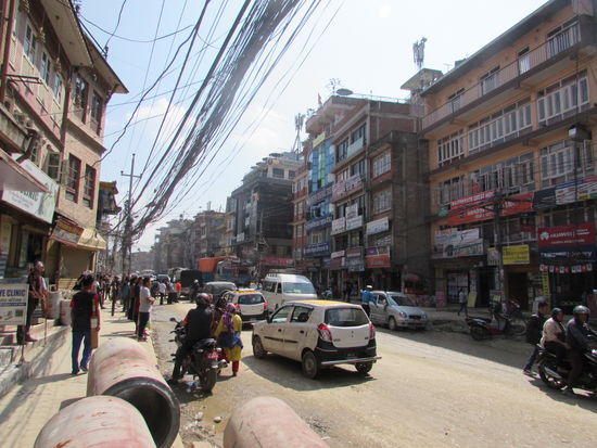 Die Straße vor der Stupa