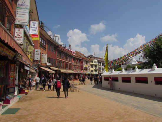 Der Platz rund um der Stupa