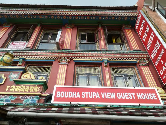 Hier gehen wir mit den Kindern auf die schöne Dachterasse.