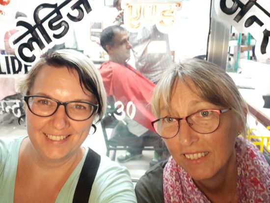 Wir warten auf Rettung. Im Hintergrund der nette Kunde im Friseursalon.