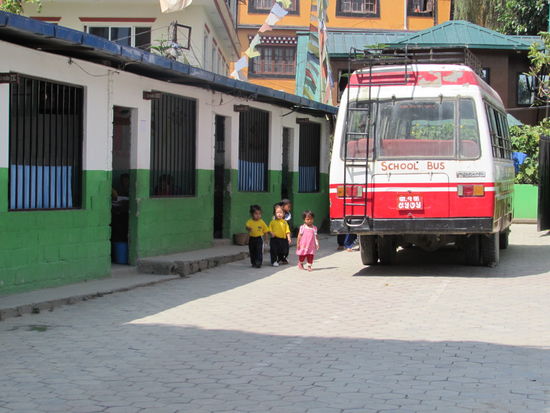 Hier sehen wir auch schon die ganz kleinen Kinder. Sie werden spielerisch auf die Schule vorbereitet.