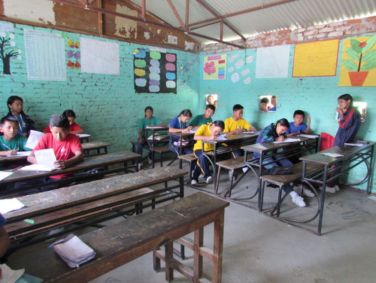 Wir werfen auch einen Blick in die Klassenräume. Die Kinder schreiben gerade ihre Examen.
