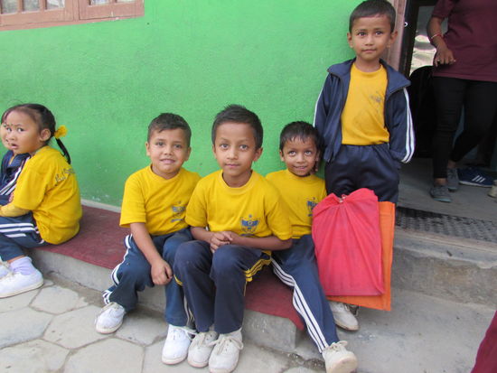 Die Drei freuen sich aufs Foto zu kommen. Insgesamt sind die Kinder eher schüchtern.