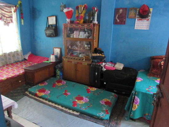 Tenzing zeigt uns das Zimmer in dem er mit seinen drei  Geschwistern lebt. Er muss mit seinen 22 Jahren seine Geschwister durchbringen und arbeitet im Straßenbau. Sein  eigenes College konnte er deshalb nicht beenden. Wir wollen hier langfristig helfen, sodass auch er seine Schulausbildung  beenden kann. Wir erfahren, das die ältere seiner beiden Schwestern nie eine Schulausbildung erhalten hat. Sie hat stets für die Familie gearbeitet. Auch als wir kommen ist sie gerade am Wäsche waschen.
Mich hat diese Geschichte sehr berührt.
Wir verabschieden uns herzlich und machen uns auf den Weg nach Bhaktapur.