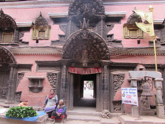 So wie hier hocken überall die Menschen und versuchen etwas zu verkaufen.