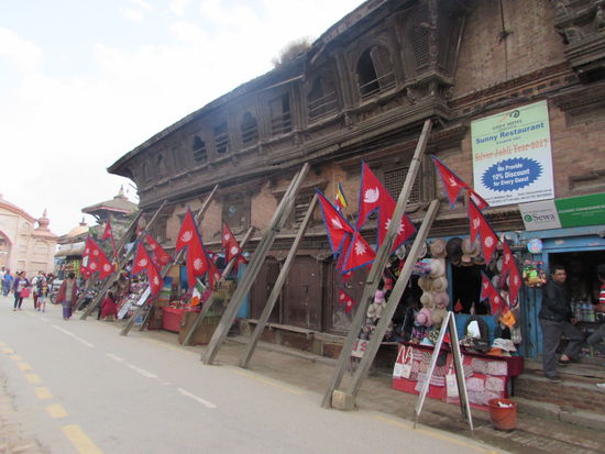 Einige Gebäude sind noch immer abgestützt. Die Menschen leben aber dennoch in diesen Häusern und betreiben Handel mit ihrem Kunsthandwerk.