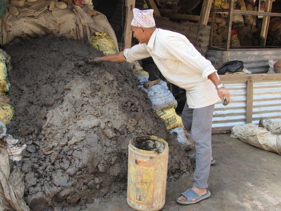 Er holt sich Ton zur Verarbeitung.