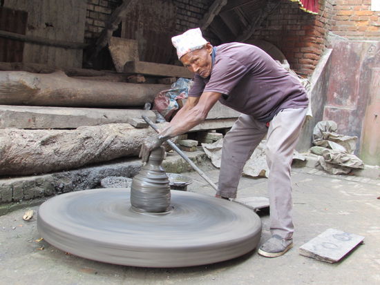 Nur ein paar Schritte weiter können wir beobachten wie aus einem Klumpen Ton ein Gefäß entsteht.