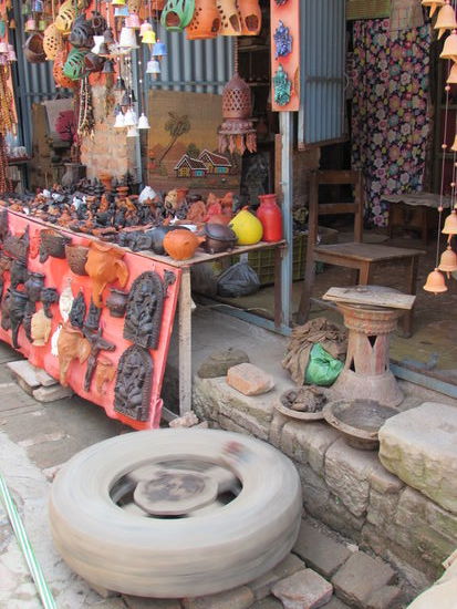 Auch vor diesem Haus wird getöpfert und gleichzeitig verkauft.