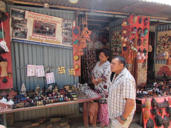 Die Besitzer erzählen uns das ihr Haus vom letzten Erdbeben völlig zerstört wurde. Nun bauen sie es Stück für Stück wieder auf. Unterstützung vom Staat gibt es nicht.