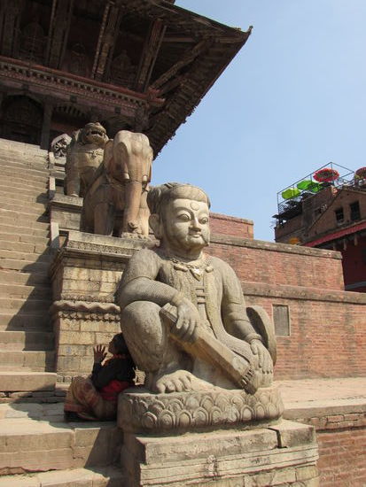 Wir gehen die steilen Stufen hinauf.
