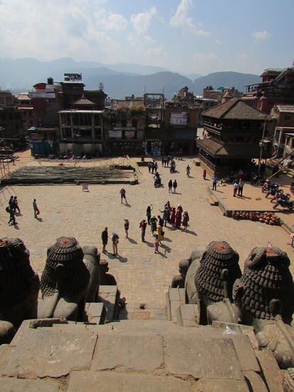 Von oben geniessen wir die Aussicht auf den Platz und die Berge.
