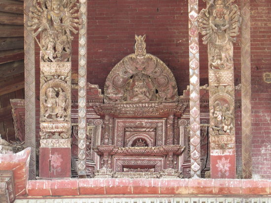 Ein Blick nach oben auf die Schnitzereien der Pagode.