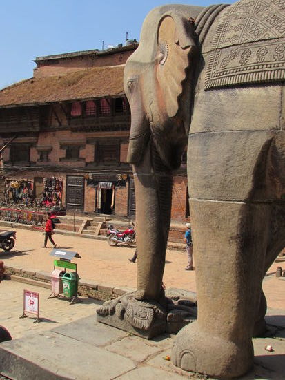 Vorbei an den riesigen Steinfiguren geht es wieder abwärts.