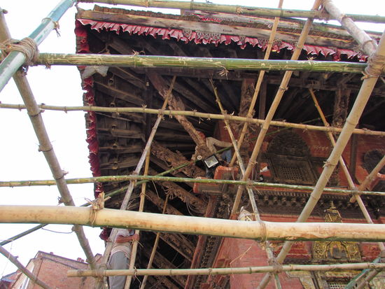 Auf dem Weg sehen wir, wie überall restauriert wird. Das Bambus Gerüst beeindruckt uns.