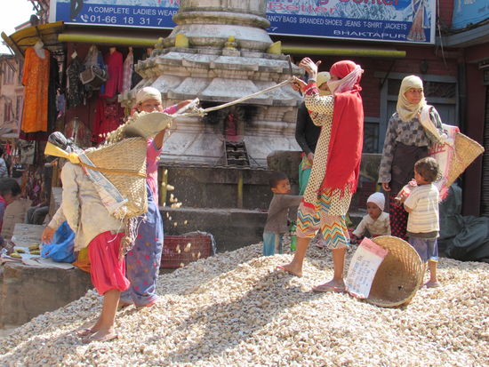 Diese Frauen sind hart am Arbeiten und gleichzeitig hüten sie ihre Kinder.